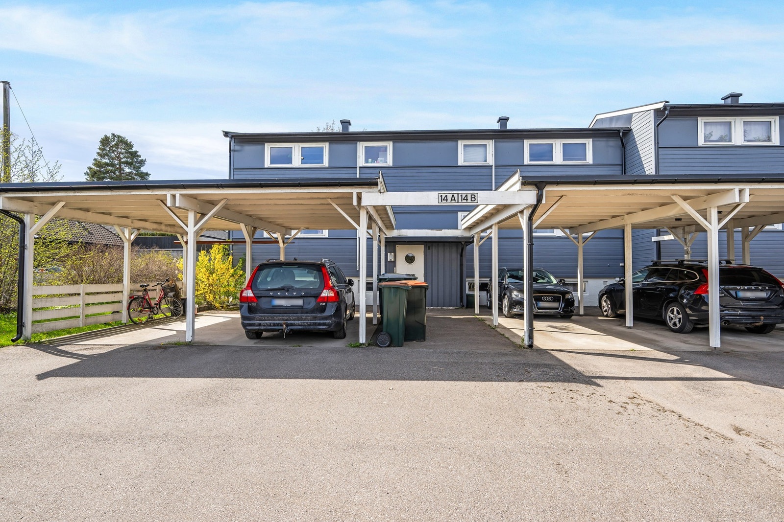 Parkering i carport på utsiden av leiligheten Galleribilde