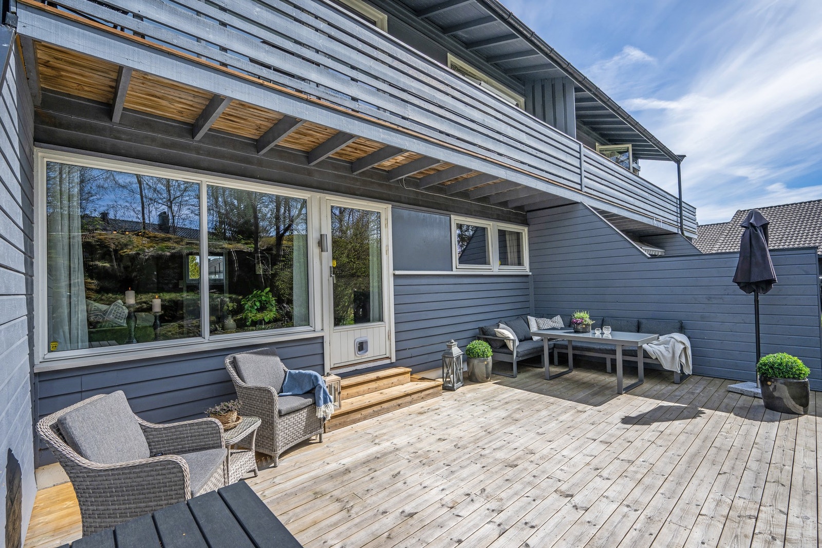 Fra stuen er det utgang til terrasse og uteområde. Galleribilde