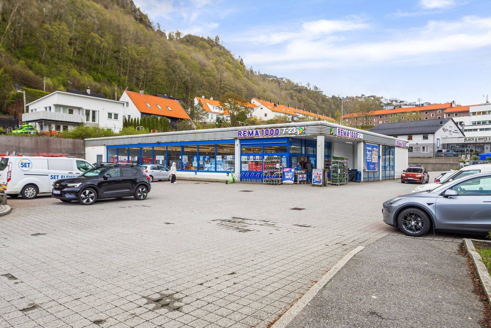 Nærmeste dagligvarebutikk er Rema 1000 som du finner i bunnen av bakken. Galleribilde