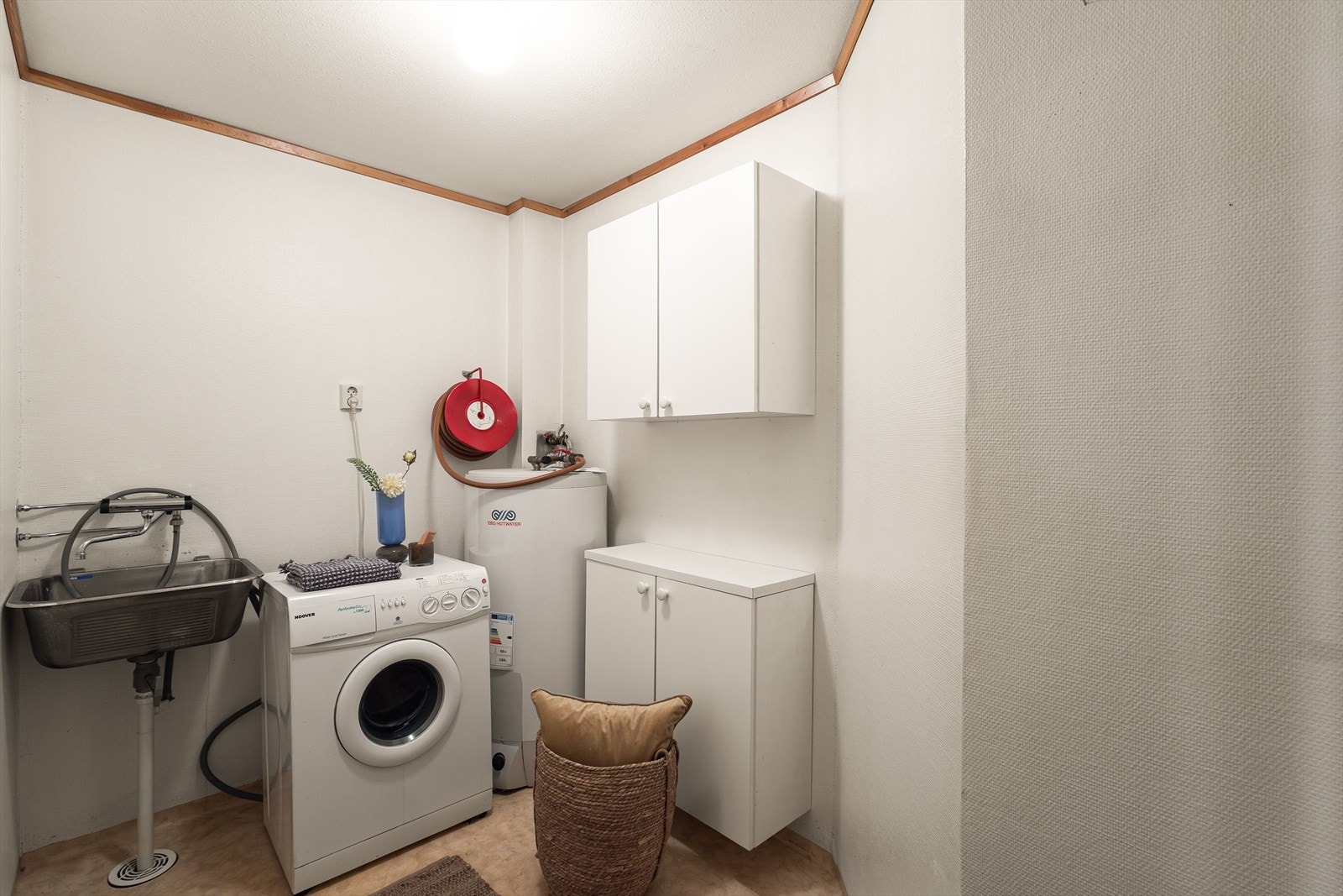 Leiligheten har separat vaskerom med utslagsvask, opplegg for vaskemaskin, varmtvannsbereder og oppbevaringsplass. Varmtvannsberederen er ny fra 2020. Galleribilde