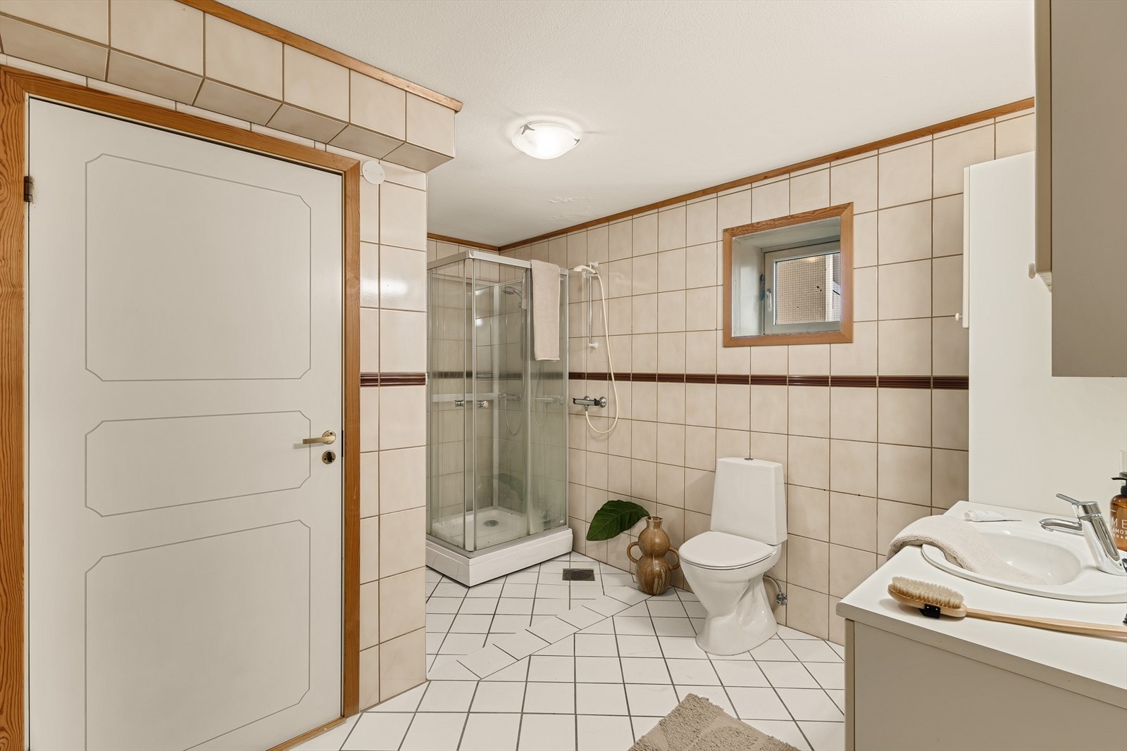 Badet er svært romslig og måler 8,7 m². Galleribilde