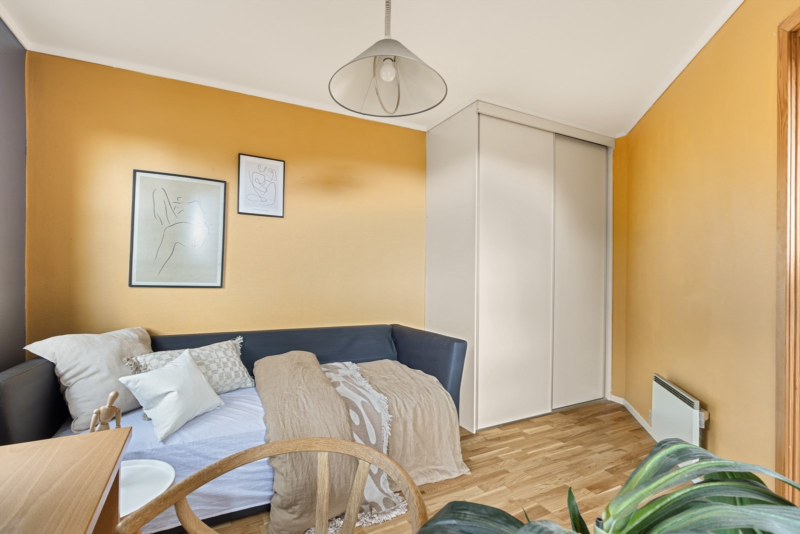 Gulv til tak skyvedørsgarderobe med mye lagringsplass. Galleribilde
