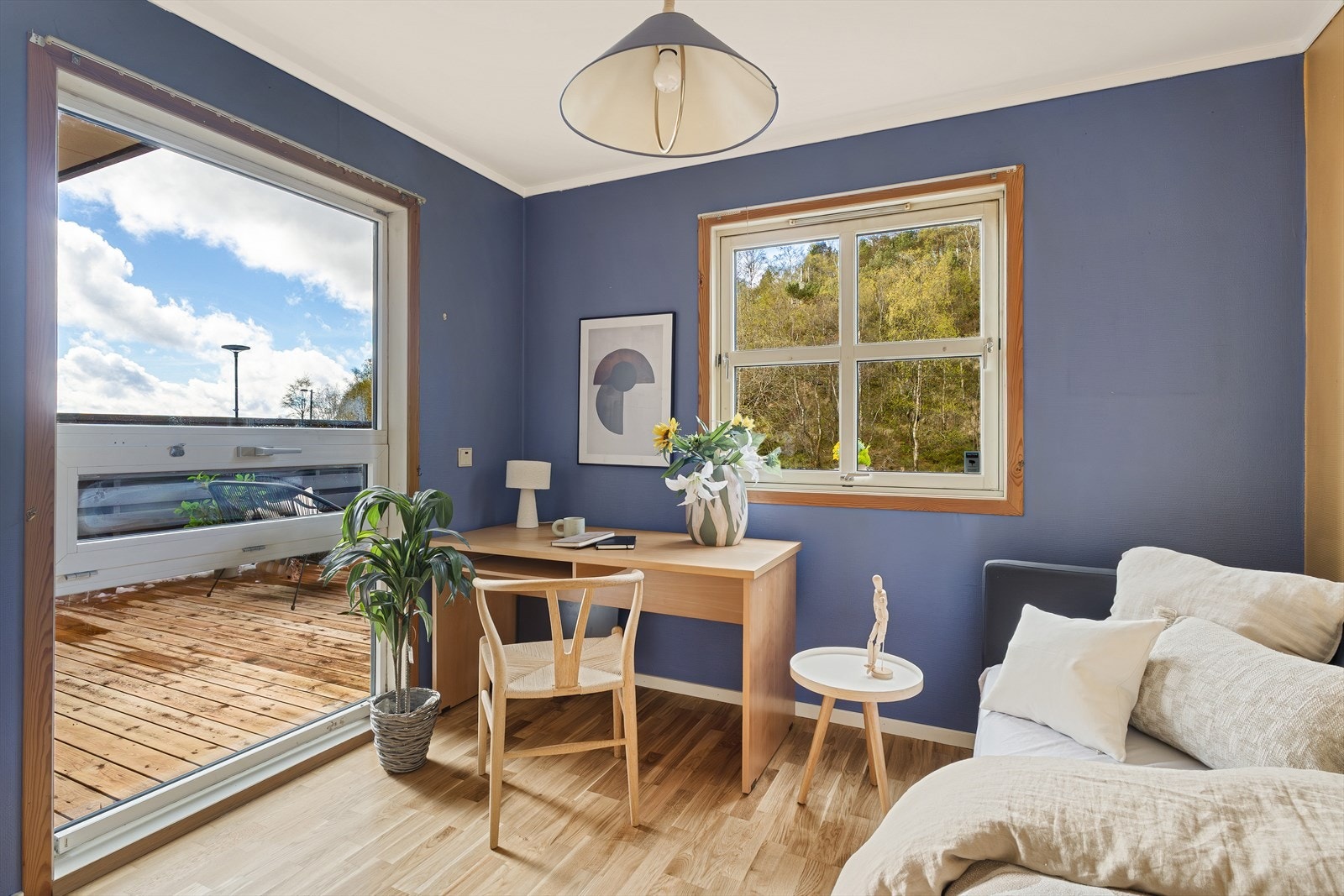 Begge soverommene har godt med lysinnslipp fra de store vindusflatene. Galleribilde
