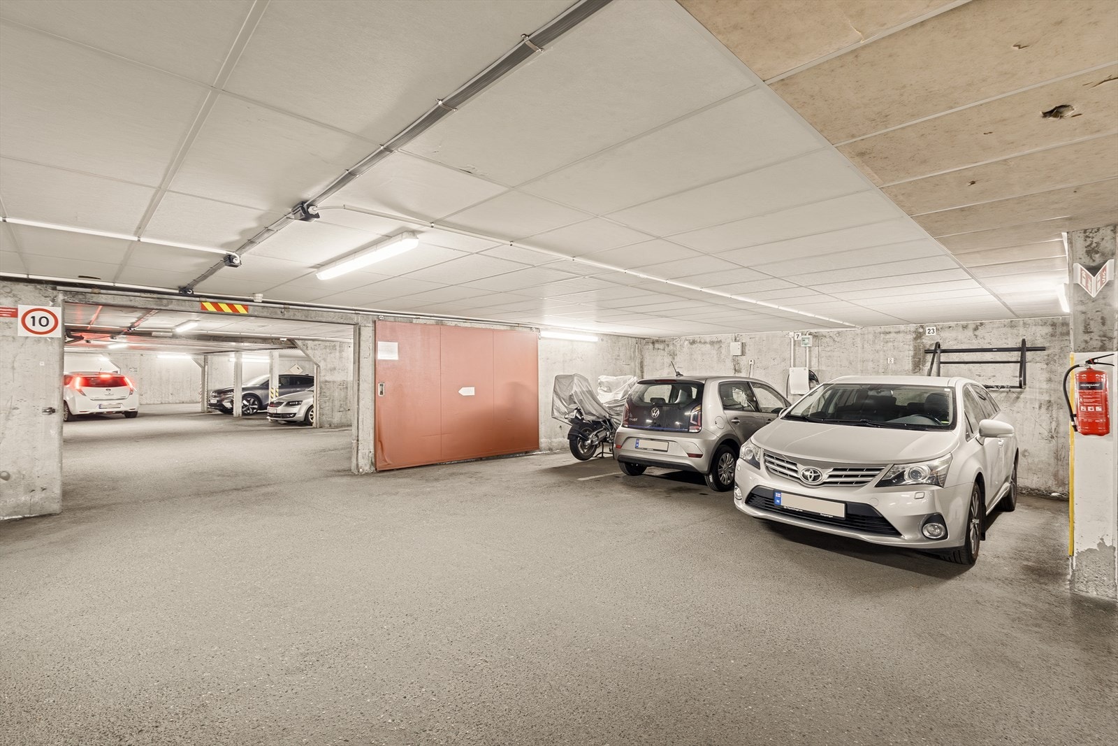 Tilhørende leiligheten er det fast garasjeplass med elbillader (plass merket seksjon 7). Galleribilde