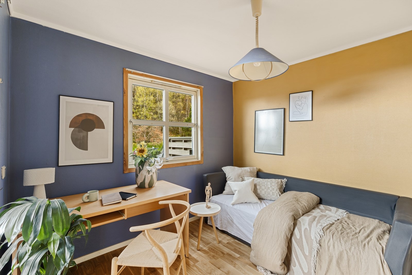 Det andre soverommet måler 10 m² og er malt i spreke, moderne farger. Her er det også god plass til dobbeltseng, nattbord og garderobe. Galleribilde
