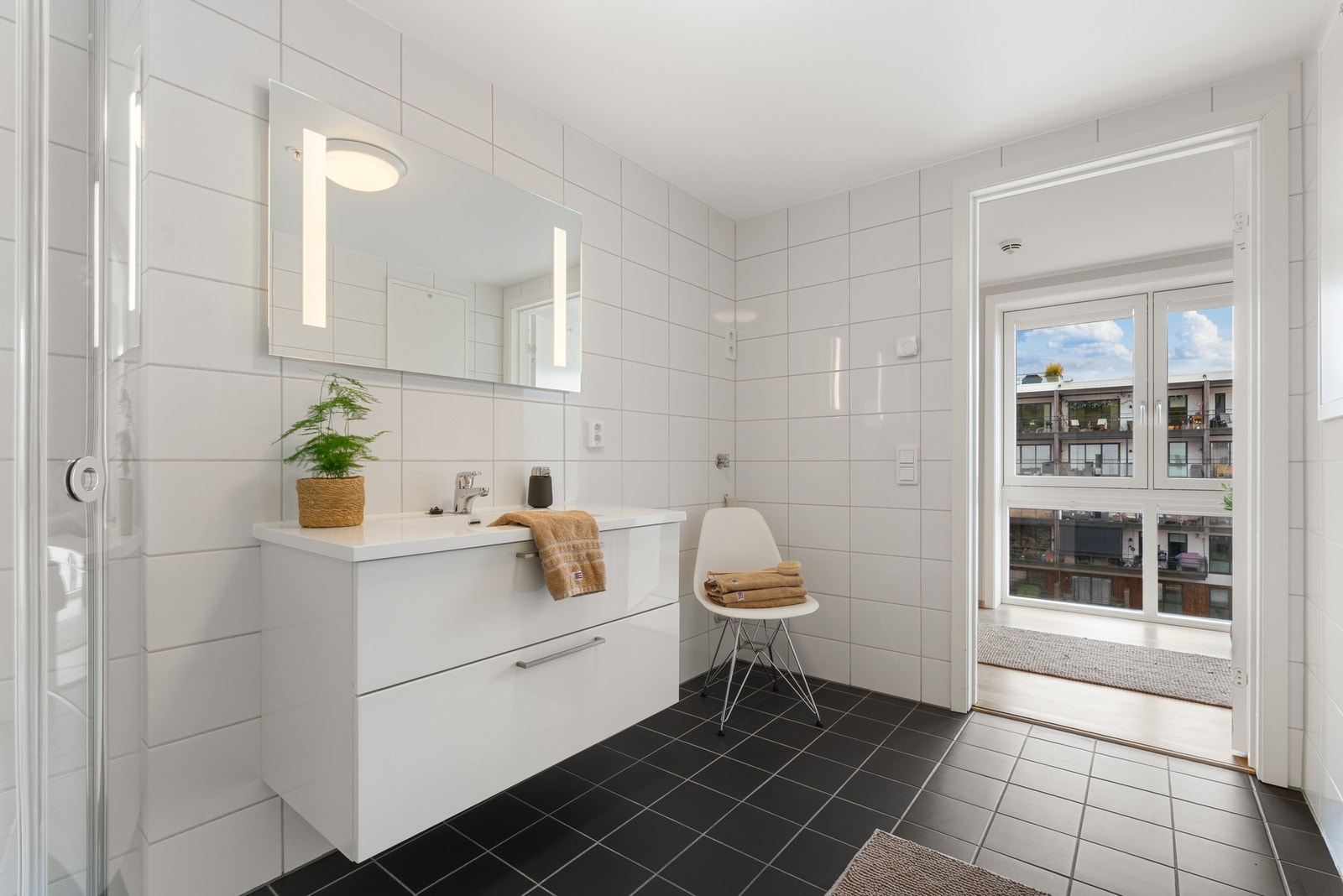 Det er opplegg til vaskemaskin og ekstra stikkontakt til tørketrommel på badet Galleribilde
