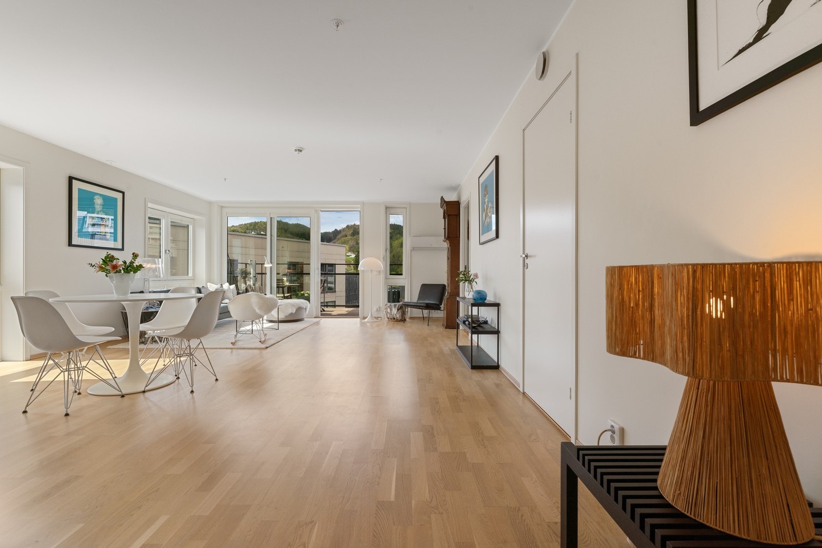 Fra stuen er det tilknytning til den innvendige boden med praktisk oppbevaringsplass Galleribilde