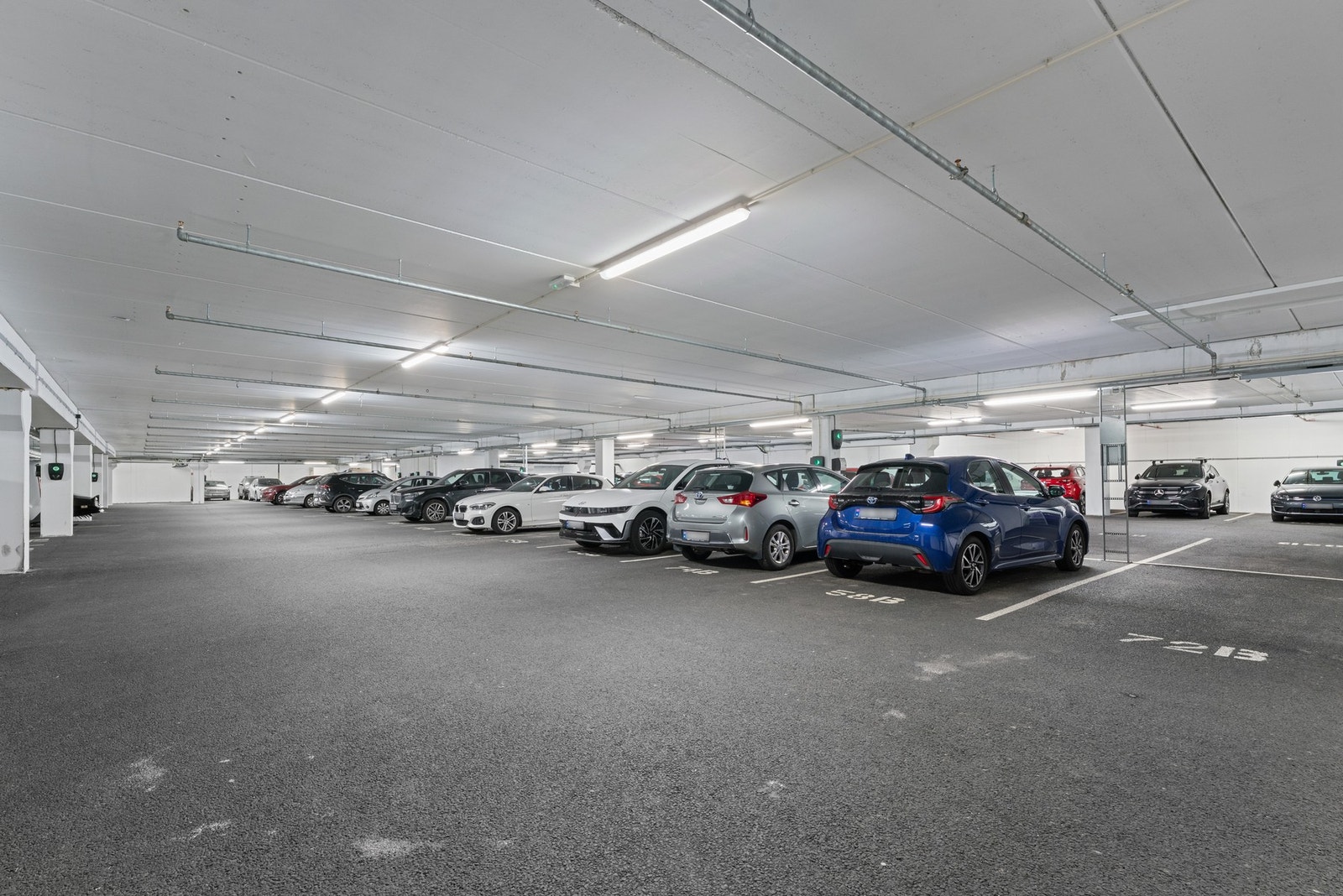 Leiligheten har medfølgende garasjeplass i underetasjen - Garasjeplassen har fremlegg for elbillader Galleribilde