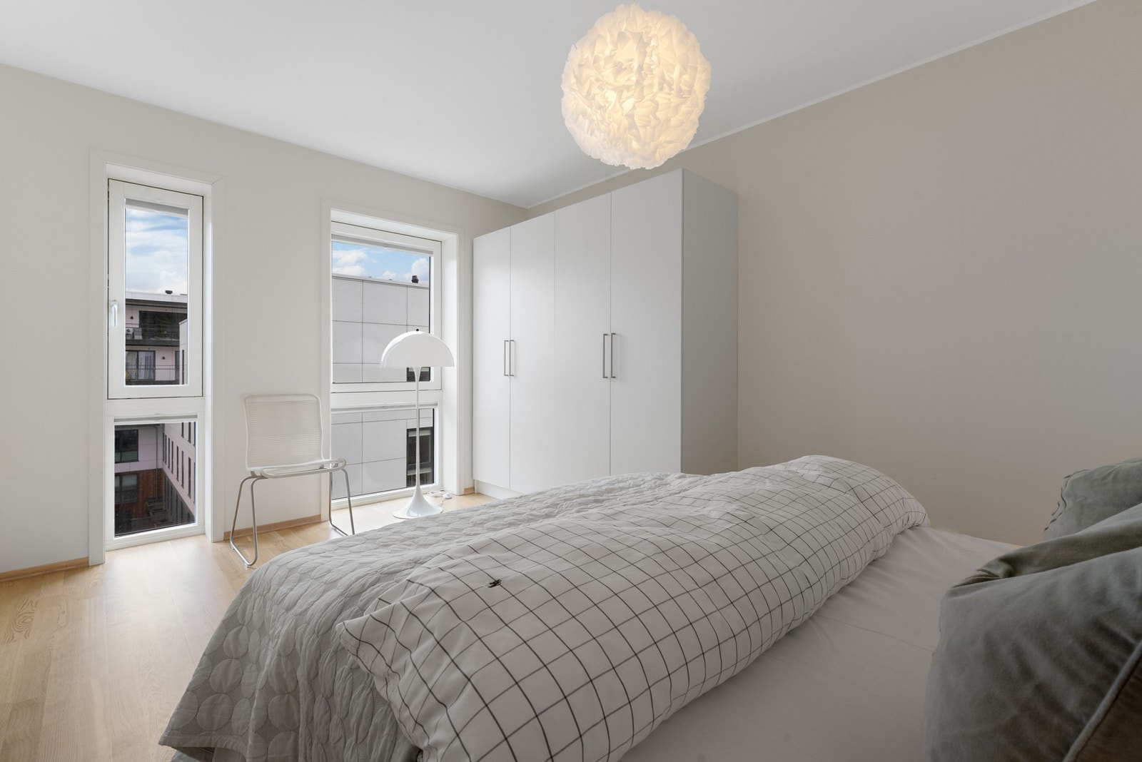 God plass til både seng og oppbevaring Galleribilde