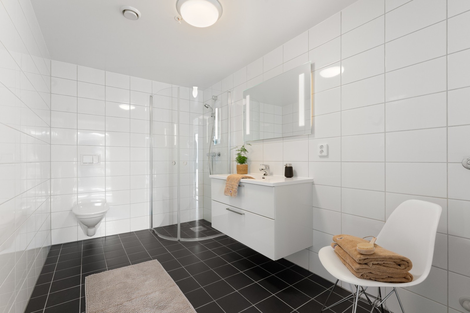 Det helflisede badet er 8 kvm - Praktisk innredning med alt du trenger Galleribilde