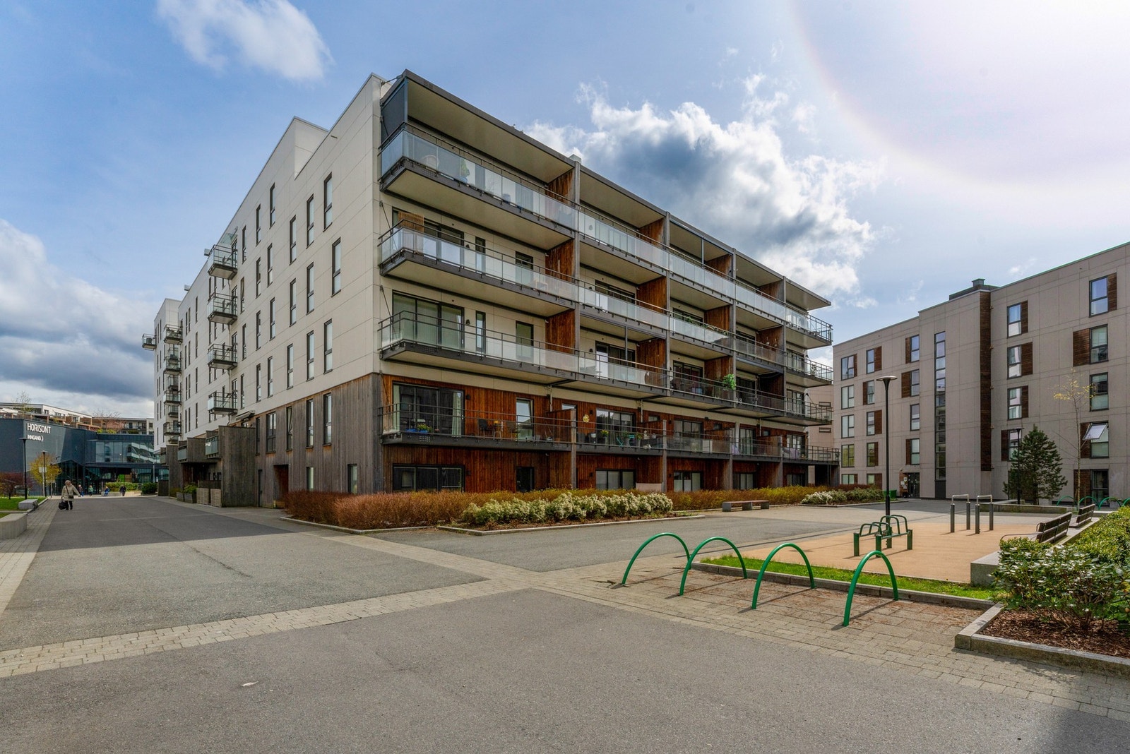 Nærmeste nabo er Horisont der du finner både dagligvarebutikk, apotek, Vinmonopol, caféer og treningssenter m.m. Galleribilde
