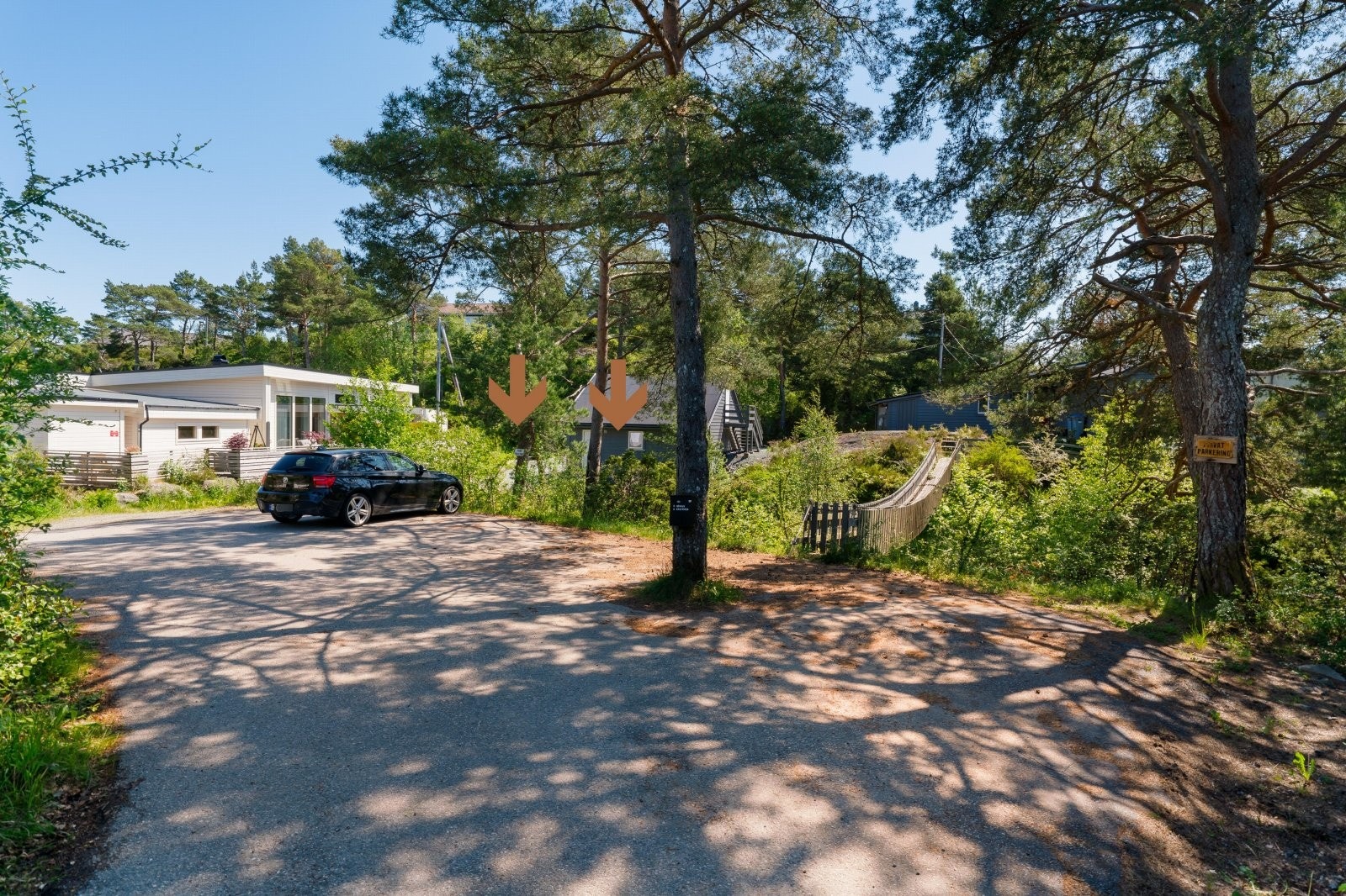 - Rett til to parkeringsplasser i ved ende av vei/snuplass. Herifra går det gangvei til hytten - Galleribilde
