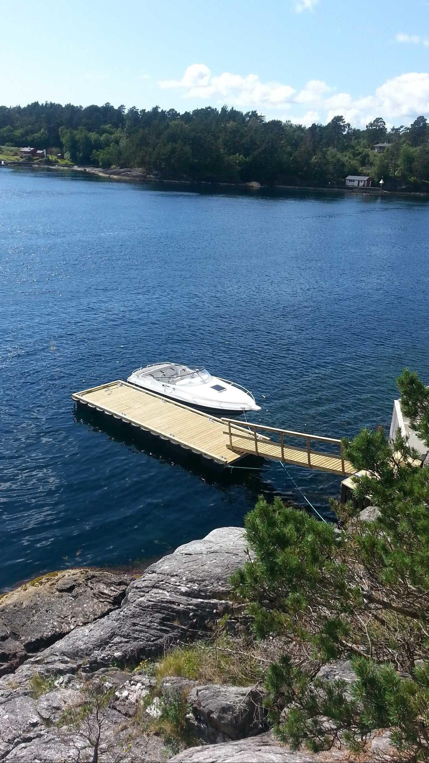 - Egen flytebrygge - Bildet tatt av selger når flytebrygge var ny i 2015. Denne er mer slitt i dag. Galleribilde