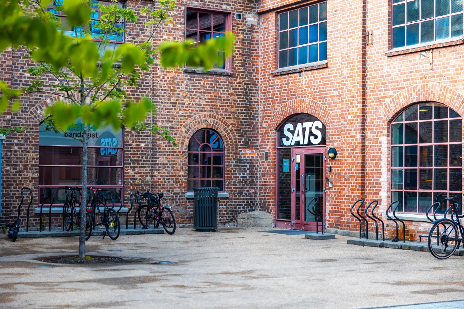 Variert treningstilbud rett i nærheten, med treningssentre som SATS Nydalen, SATS Storo, Athletica og CrossFit Oslo Galleribilde