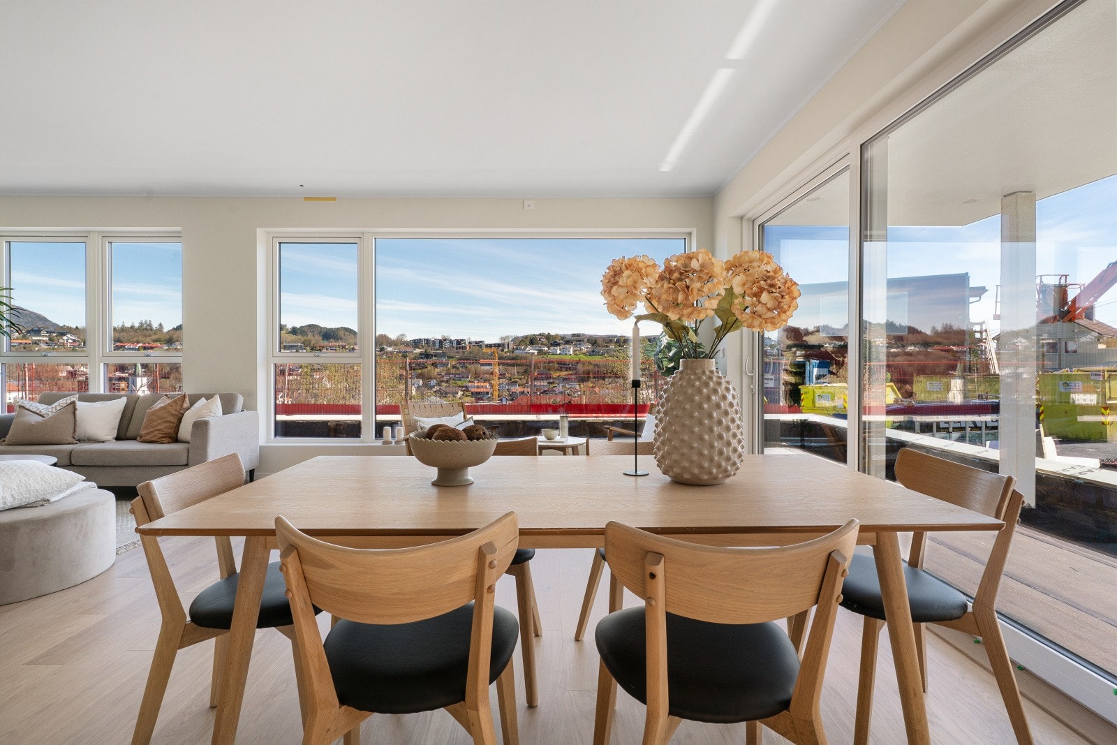 Fra stuen i leilighet A1-3 vil du få en fantastisk utsikt mot Os sentrum. Det vil komme glassrekkverk på terrassen Galleribilde
