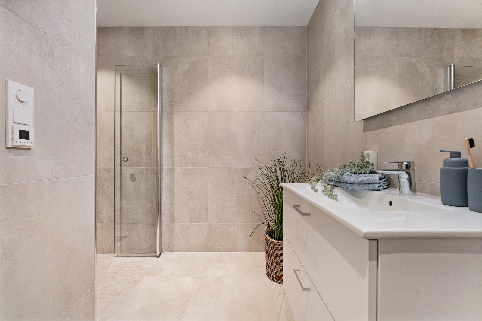 Badet er helfliset med oppgraderte 60x60 fliser. Galleribilde