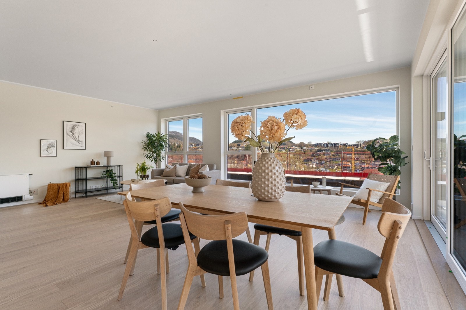 Her er det god plass til spisebord og møbelgruppe Galleribilde