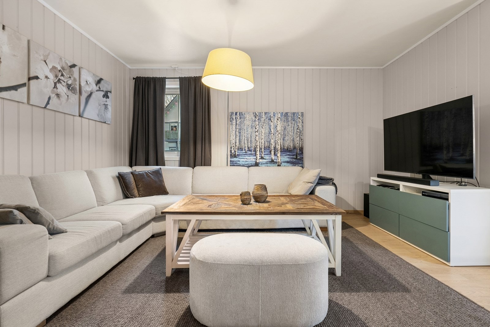 Romslig stue med fine overflater. Galleribilde
