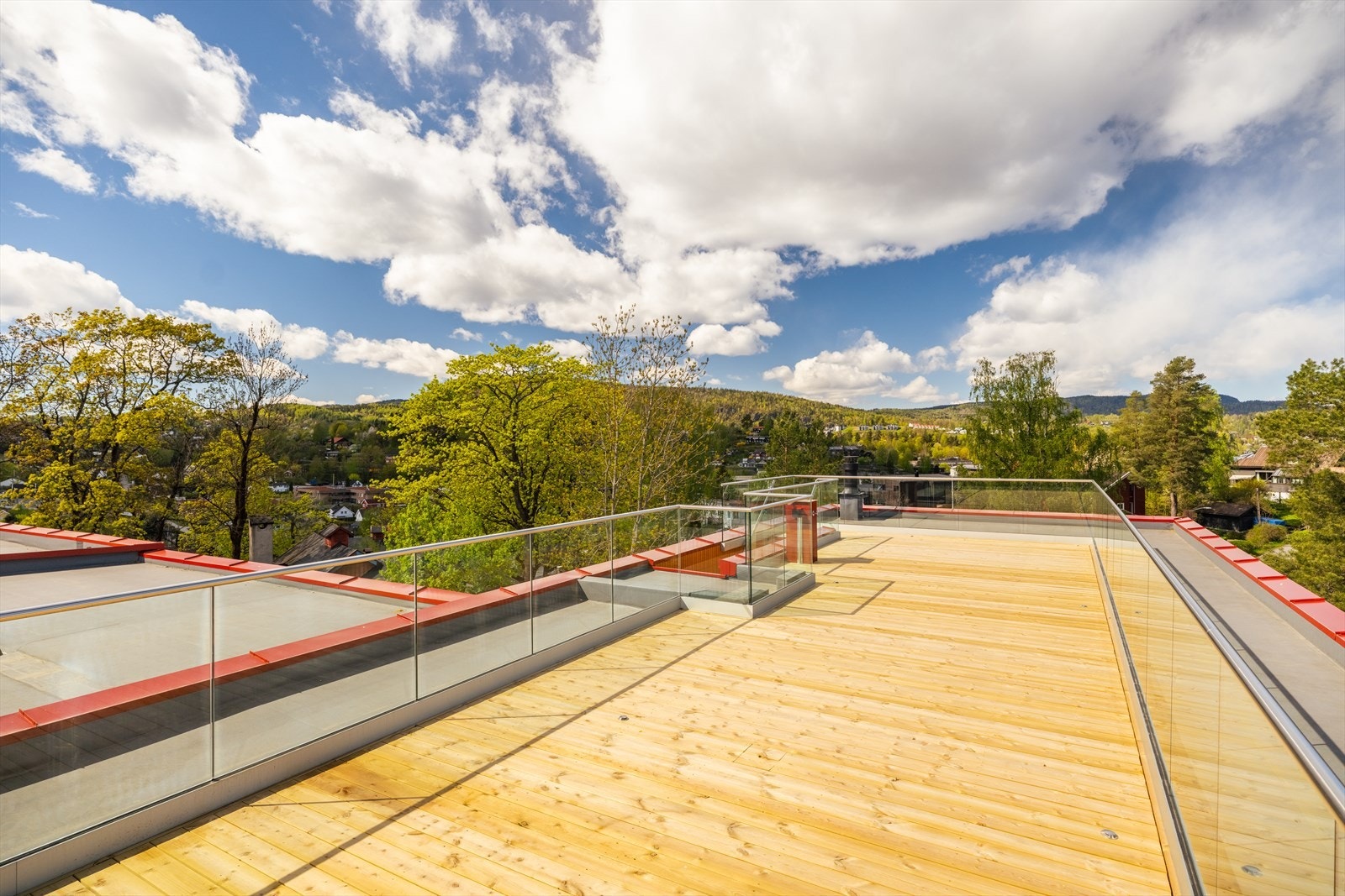 Romslig takterrasse på hele 50 m2. Perfekt for sol, sosiale sammenkomster og utsikt. Galleribilde