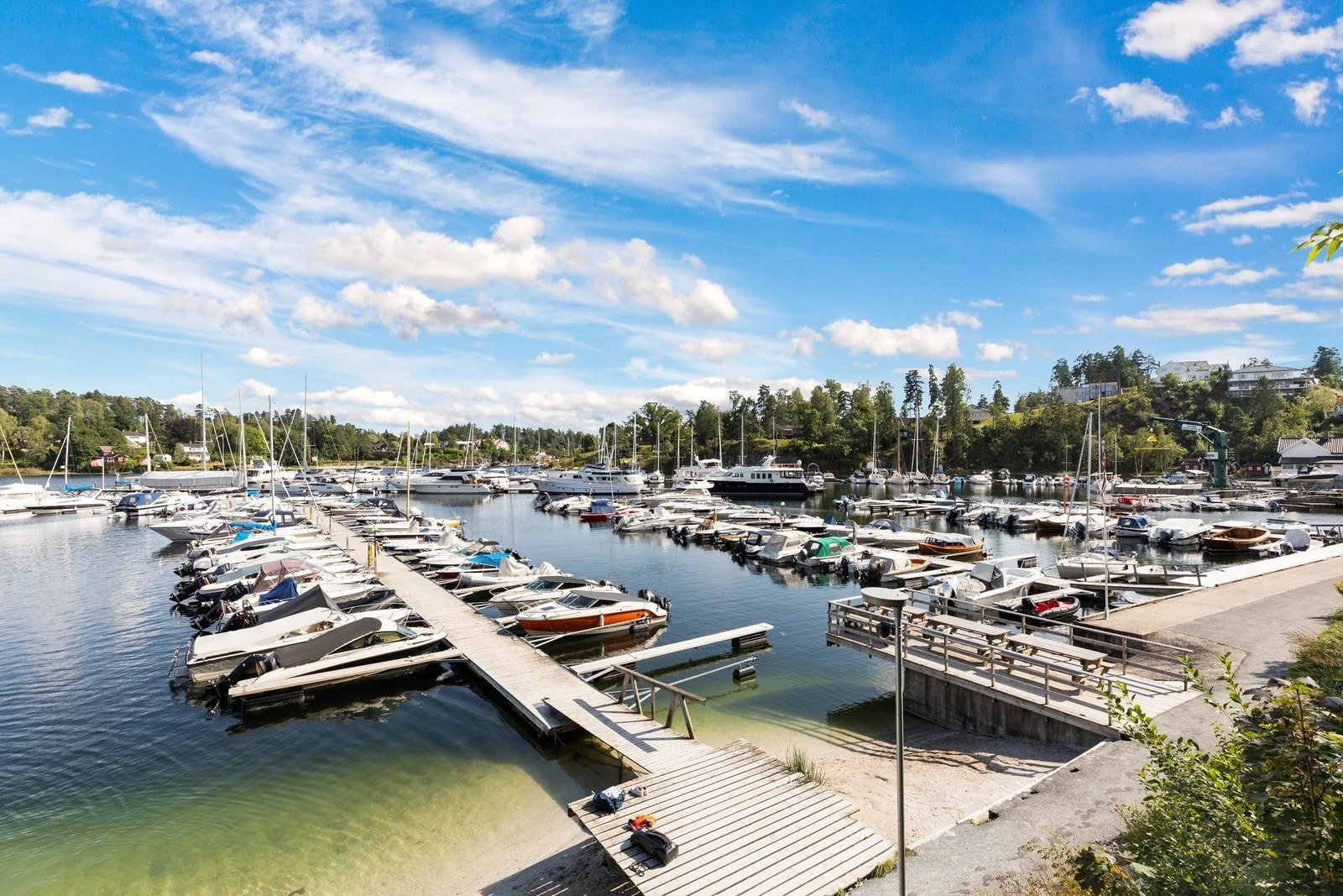 Vellet har en privat strand og båthavn med ca. 150 båtplasser, kun en kort spasertur unna. Med eiendommen medfølger en B-parsell i båtforeningen som gir mulighet for båtplass etter ledig kapasitet. Galleribilde