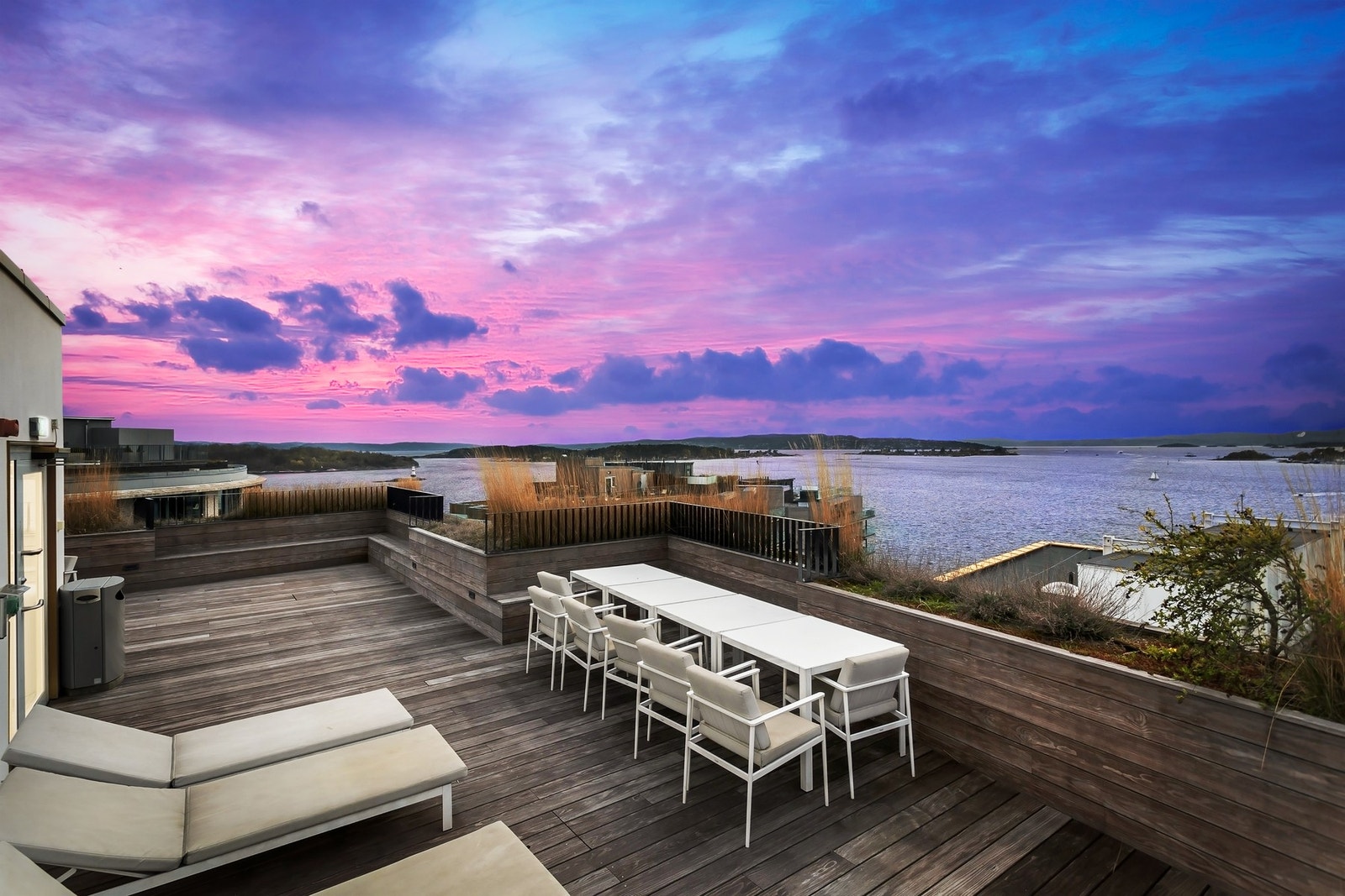 På toppen av dette bygget venter sameiets felles takterrasse med usjenerte soner, beplantning og møblering. Galleribilde