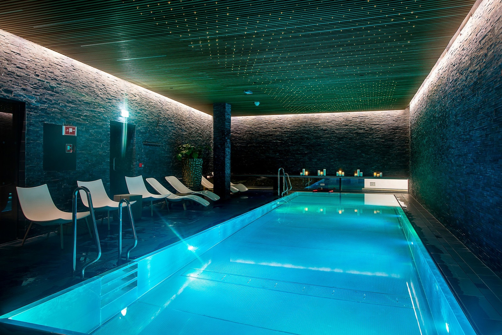 12-meters basseng med motstrømseffekt på THIEF SPA. Galleribilde