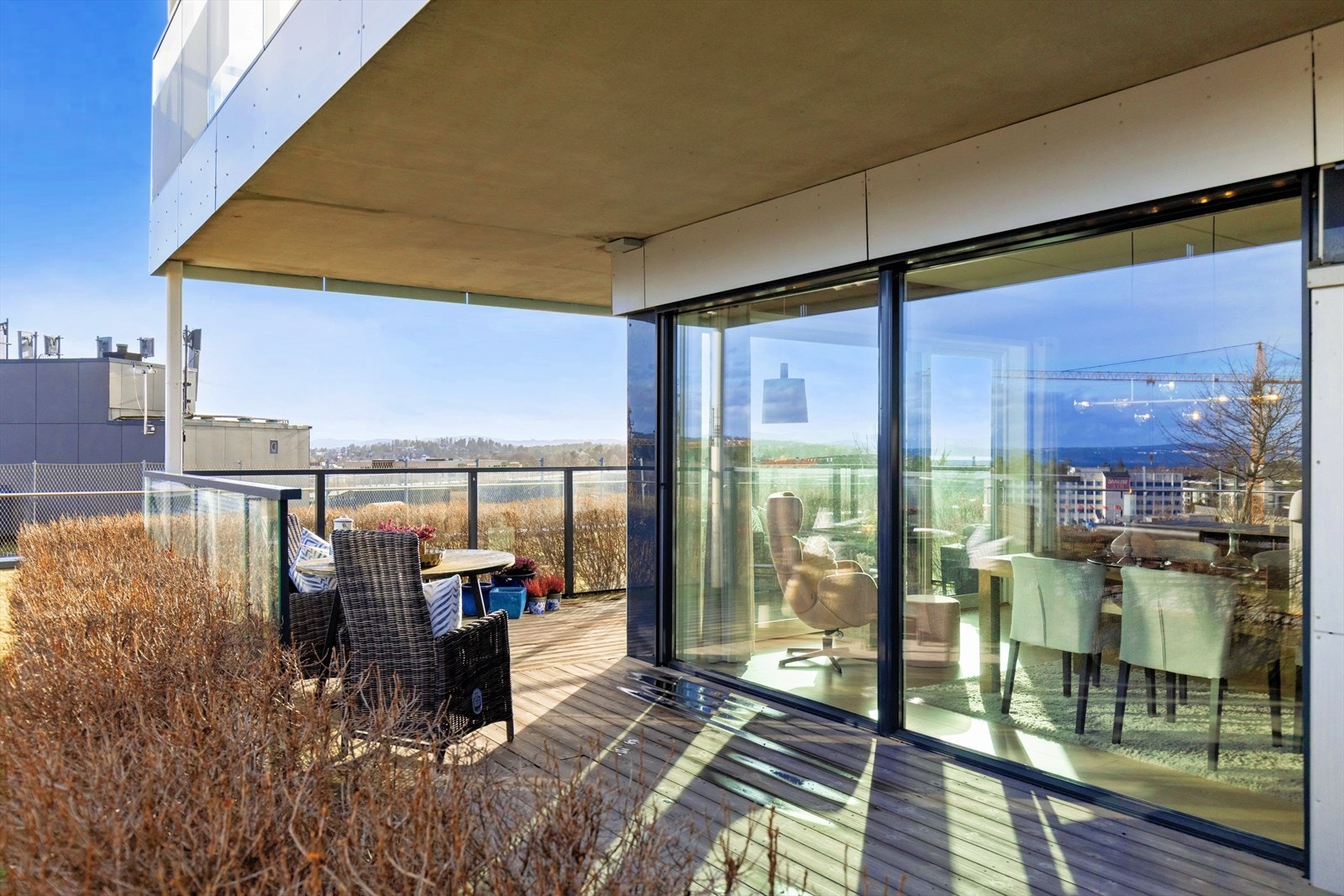Fra stuen har man direkte utgang til en privat terrasse på ca. 32 kvm. Delvis overbygget, herfra kan man nyte flotte sol- og utsiktsforhold. Det er også direkte utgang til parkmessig opparbeidet takhage for sameiet. Galleribilde