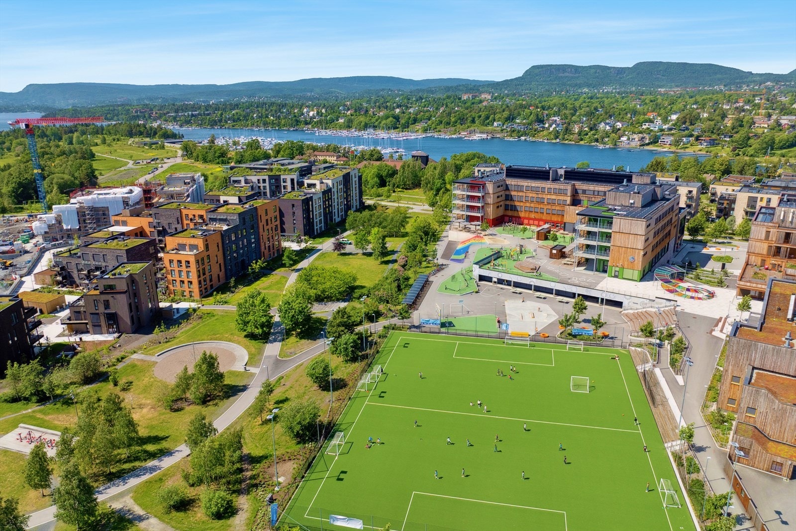 Oksenøya skole gir deg topp fasiliteter i umiddelbar nærhet. På Fornebu er det mange arenaer for sosialt samvær med sine nærmeste venner og naboer. Og med slike anlegg som dette er det mange gode grunn til å være ute lange kvelder! Galleribilde