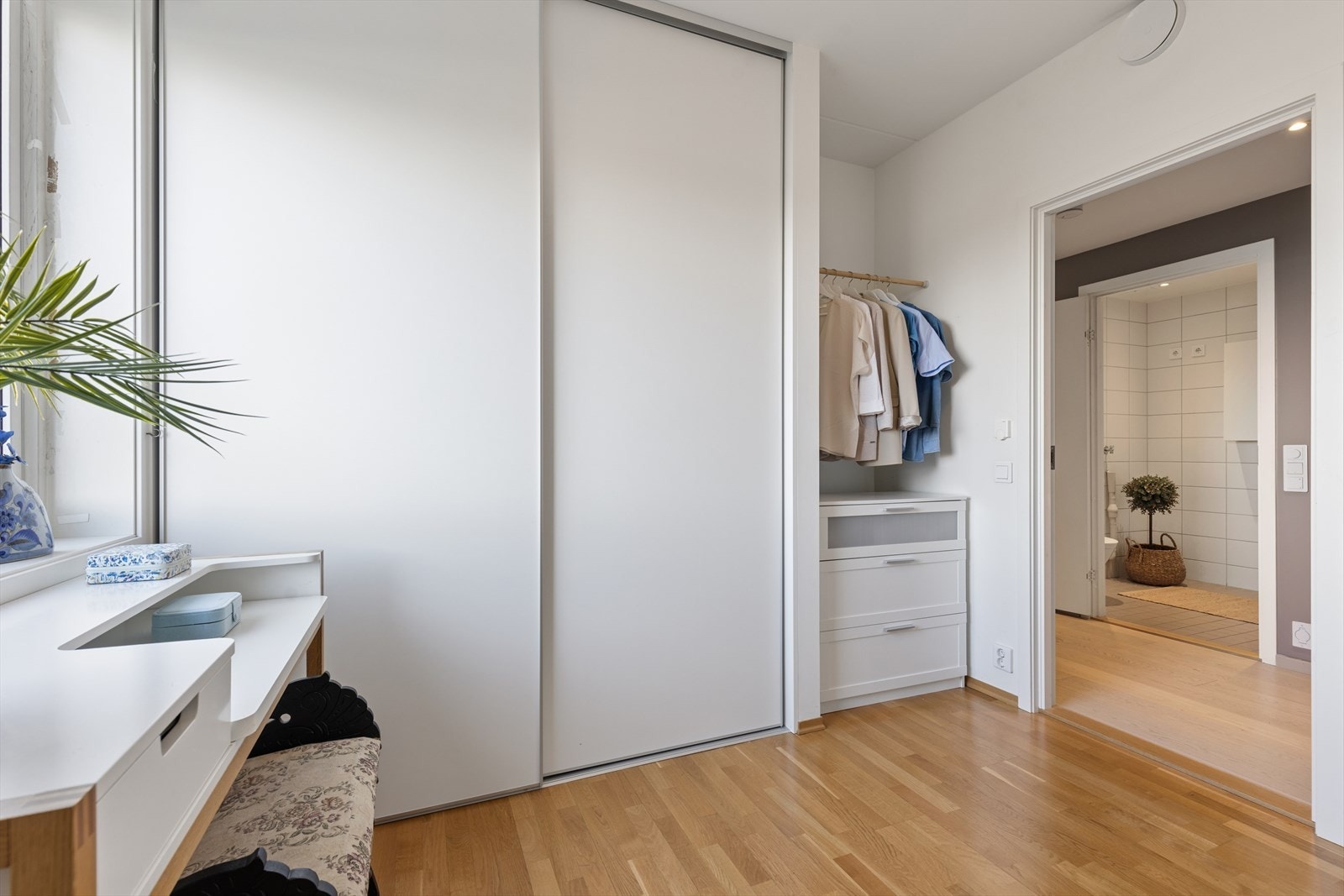 Det er skyvedørsgarderobe på ett av soverommene. Galleribilde