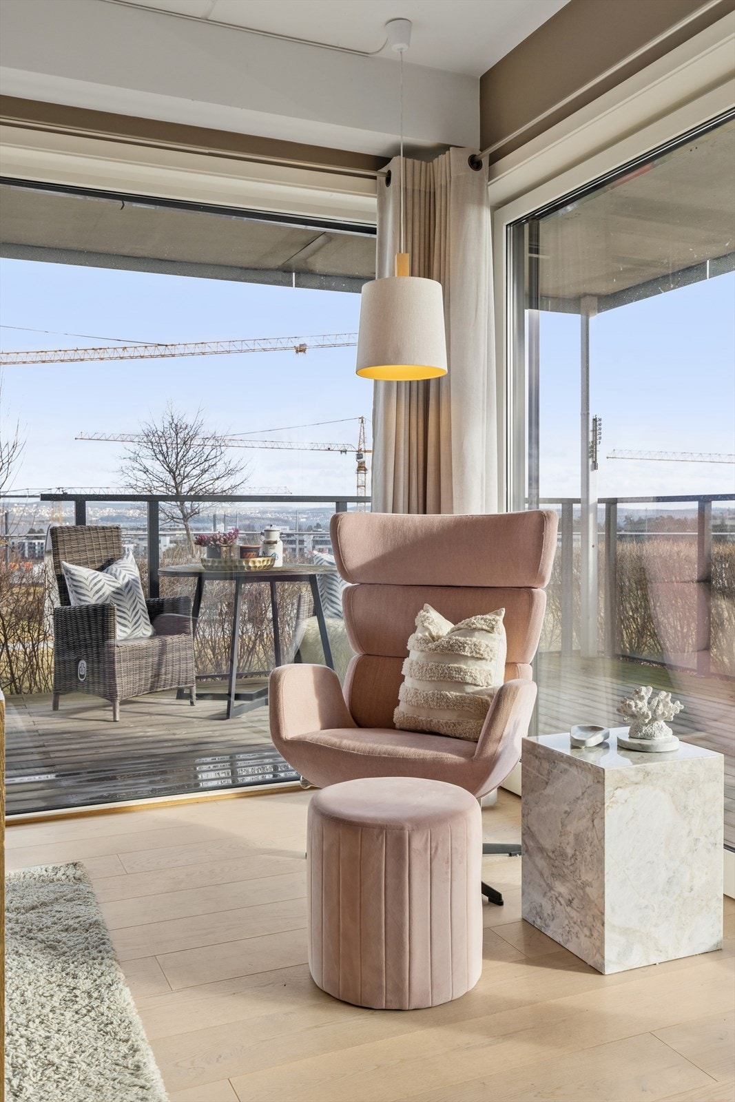 Store vindusflater som bidrar til rikelig med naturlig lys. Galleribilde