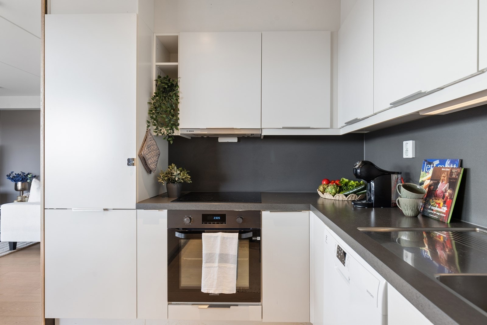 Kjøkkenet er godt utstyrt med kjøl-/fryseskap, oppvaskmaskin, platetopp og stekeovn, og har i tillegg vannstoppsystem, komfyrvakt og balansert ventilasjon, som bidrar til et godt inneklima. Galleribilde