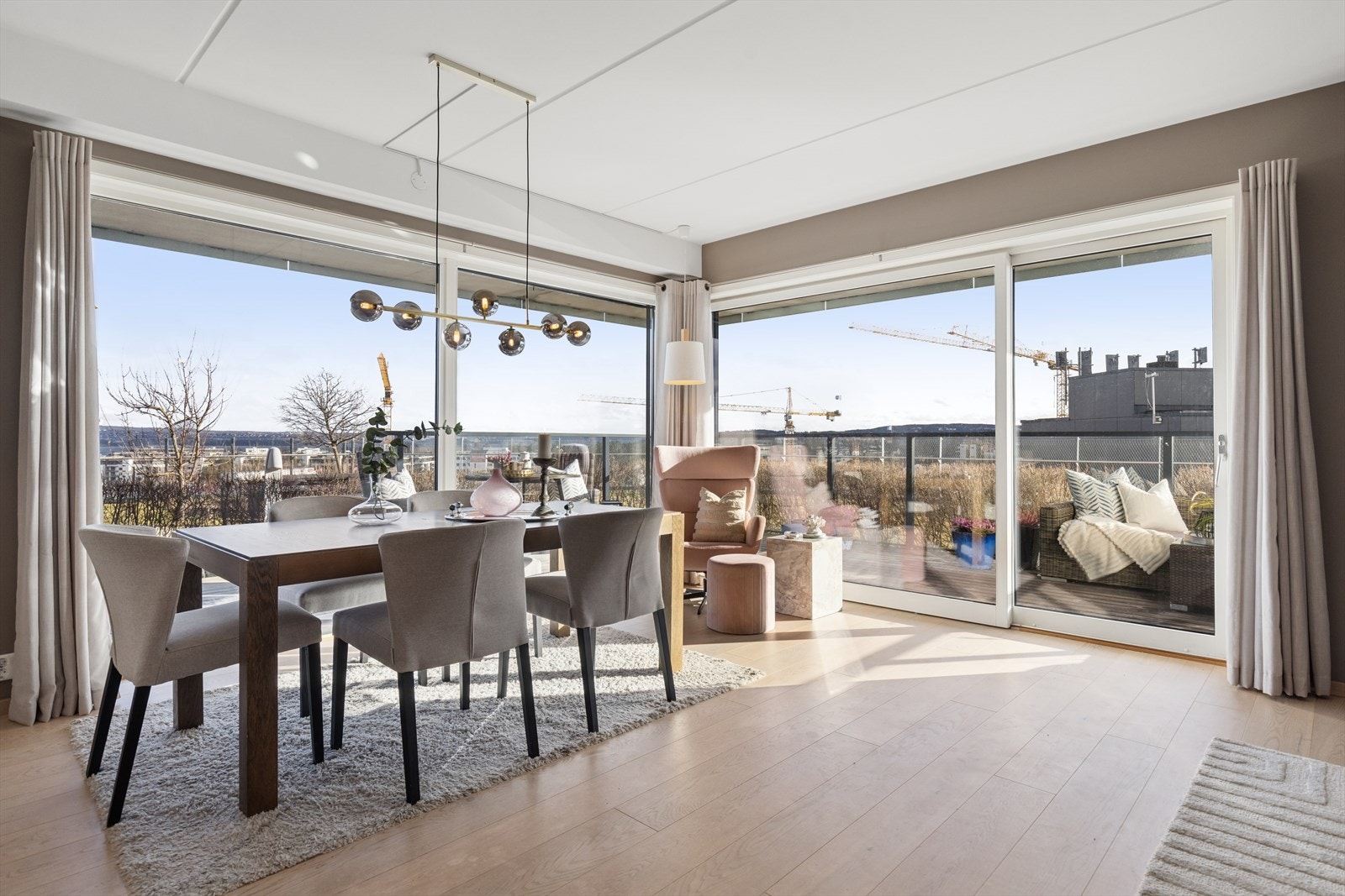Stuen oppleves som romslig og det er god plass til og invitere familie og venner til hyggelige lag. Galleribilde