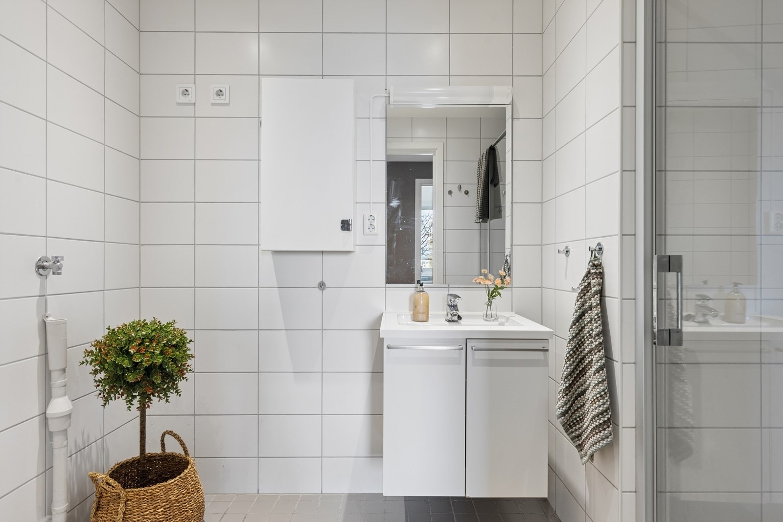 Baderom med elektriske varmekabler i gulvet. Innredet med dusj og servant med innredning. Det er opplegg for vaskemaskin. Galleribilde