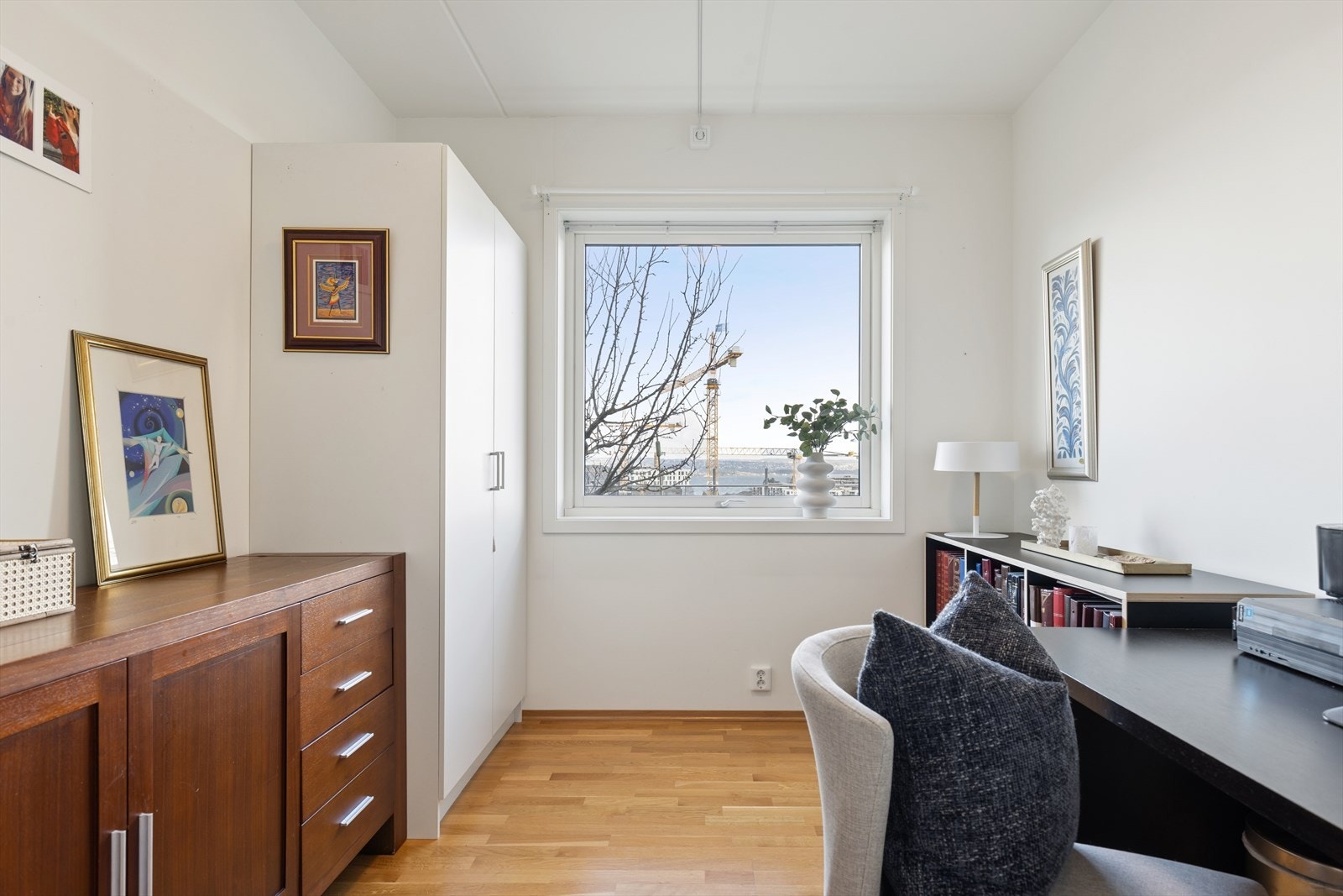 Det er totalt tre soverom, alle av god størrelse med plass til garderobe, seng og øvrig møblement. Galleribilde