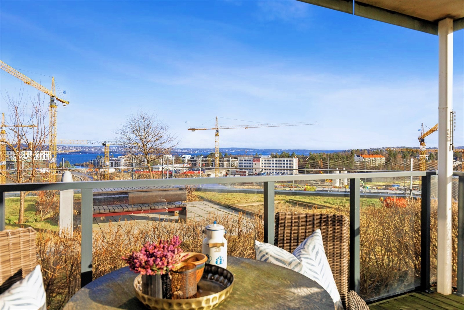 Leiligheten ligger mot solsiden og har nydelig sollys fra soloppgang, gjennom hele dagen til sen ettermiddag/kveld. Galleribilde