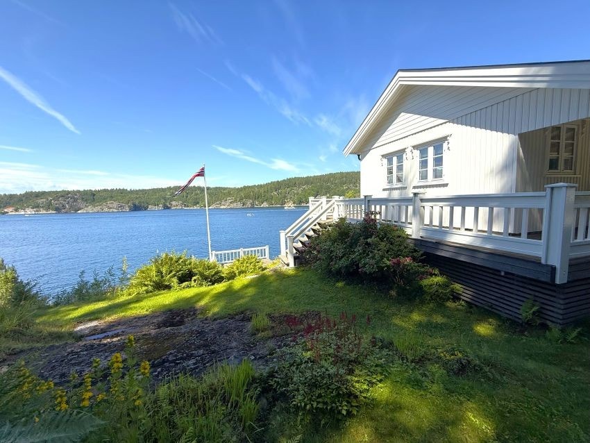 Eiendommen har en sjelden nærhet til sjøen og fantastisk utsikt utover Tåtøy, Kil og området rundt Kragerø. Galleribilde
