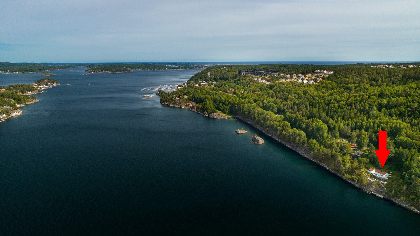 Kort avstand unna Kragerø sentrum i både bil og båt finner du Ørvikveien 513 - et nydelig ferieparadis. Galleribilde
