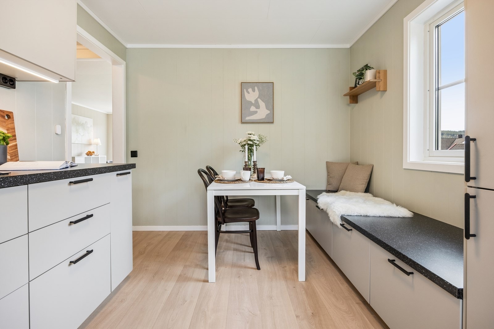Kjøkkenet er godt utstyrt med integrerte hvitevarer, inkludert kombiskap, oppvaskmaskin, platetopp, stekeovn og ventilator Galleribilde