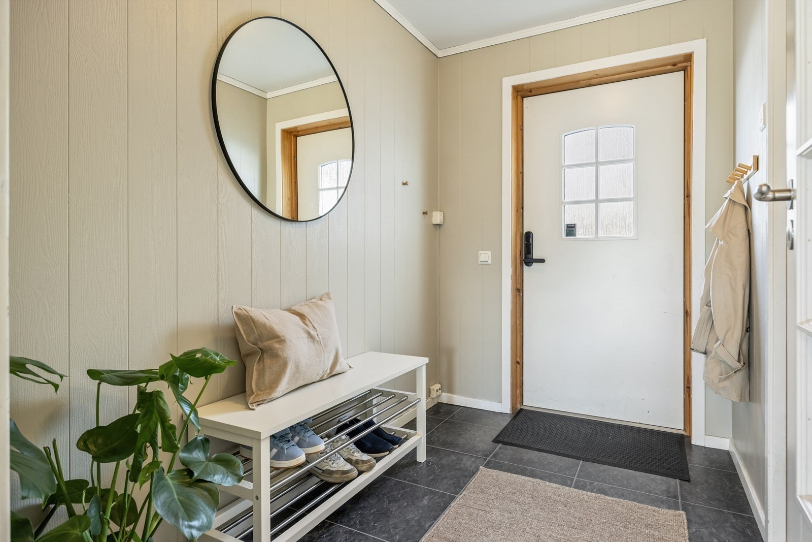 Her ønskes man velkommen inn i en praktisk entré med plass til å henge fra seg yttertøyet og sette fra seg sko Galleribilde