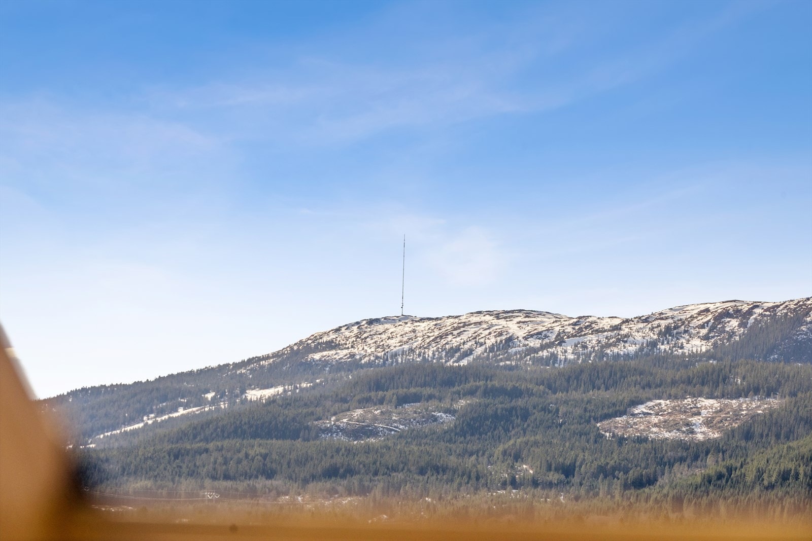 Utsikt mot fjellandskap gir en naturskjønn ramme rundt eiendommen. Galleribilde