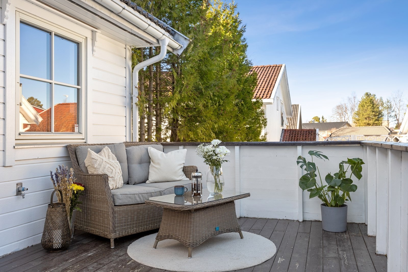 Verandaen er romslig med plass til utemøbler og grill Galleribilde