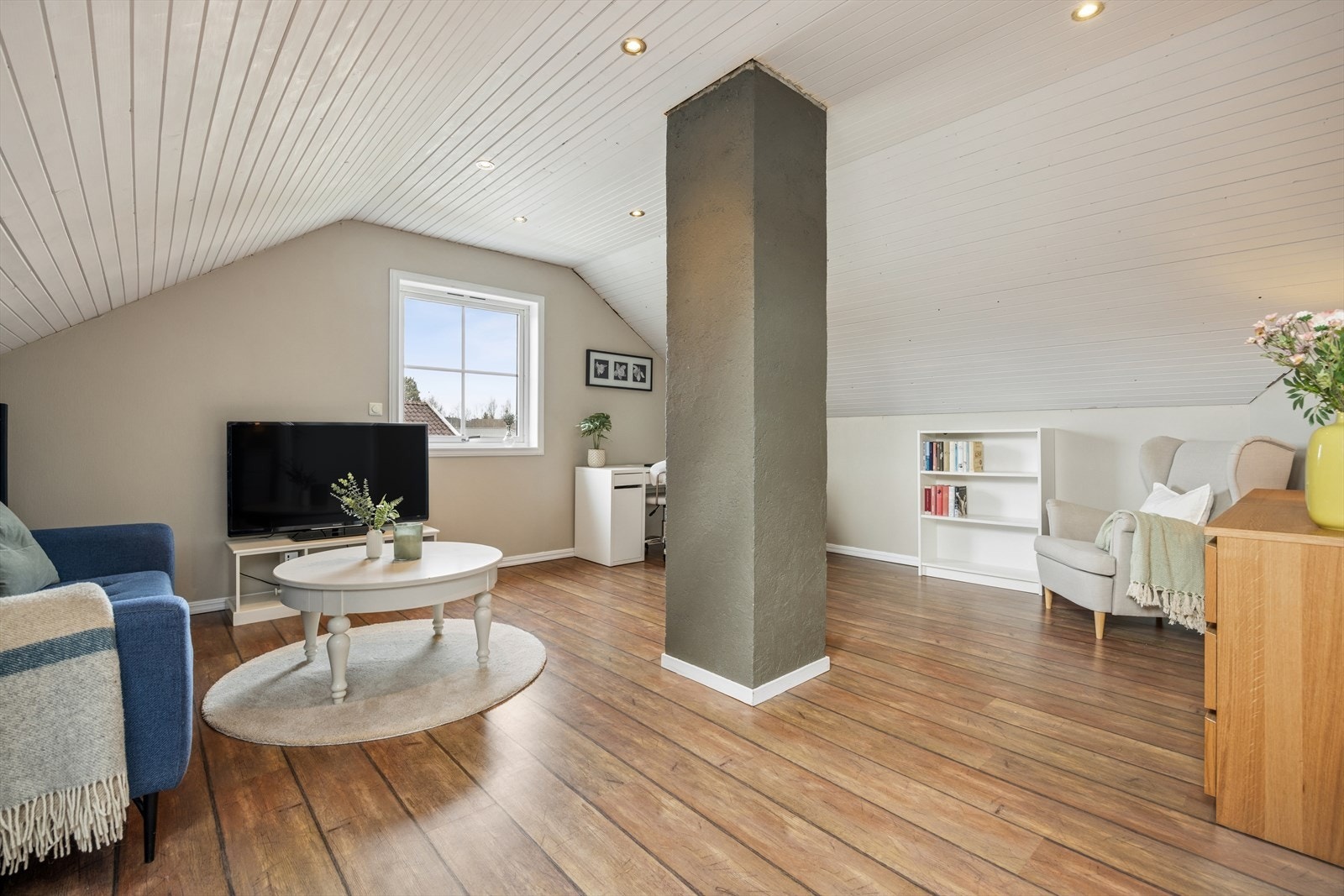 På loftet finner man en romslig loftstue med mange bruksmuligheter Galleribilde