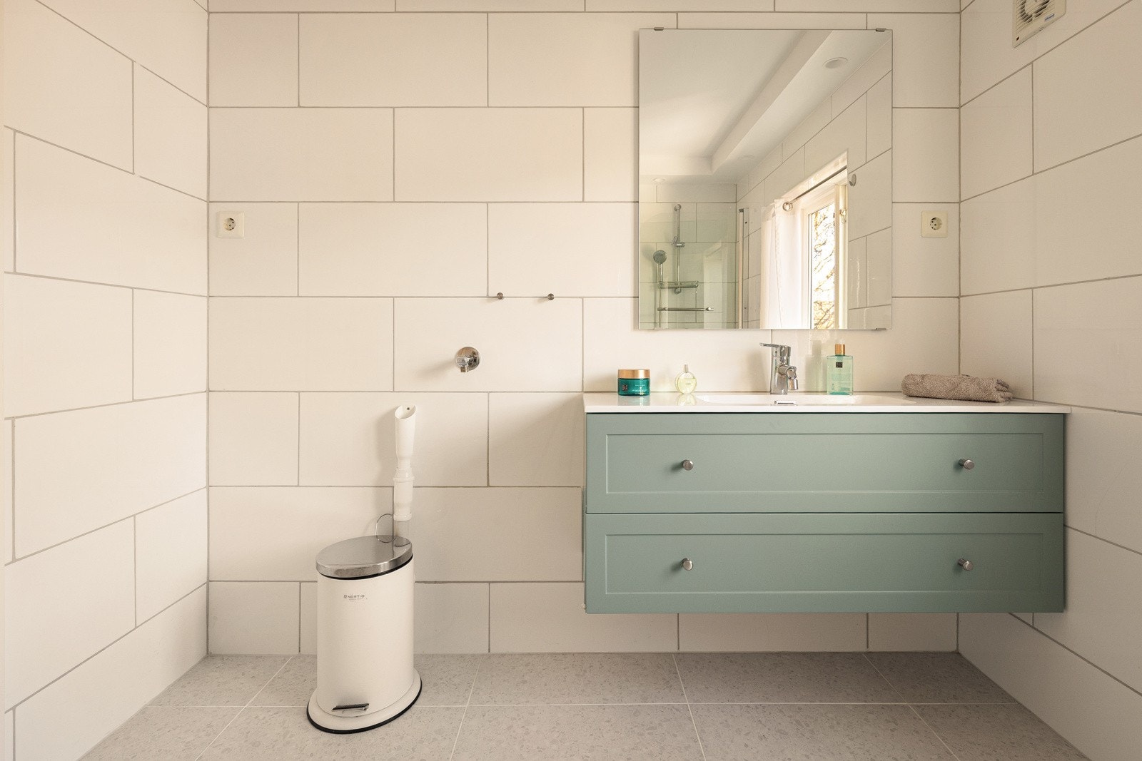 1. etasje: Badet har moderne og flott baderomsinnredning Galleribilde