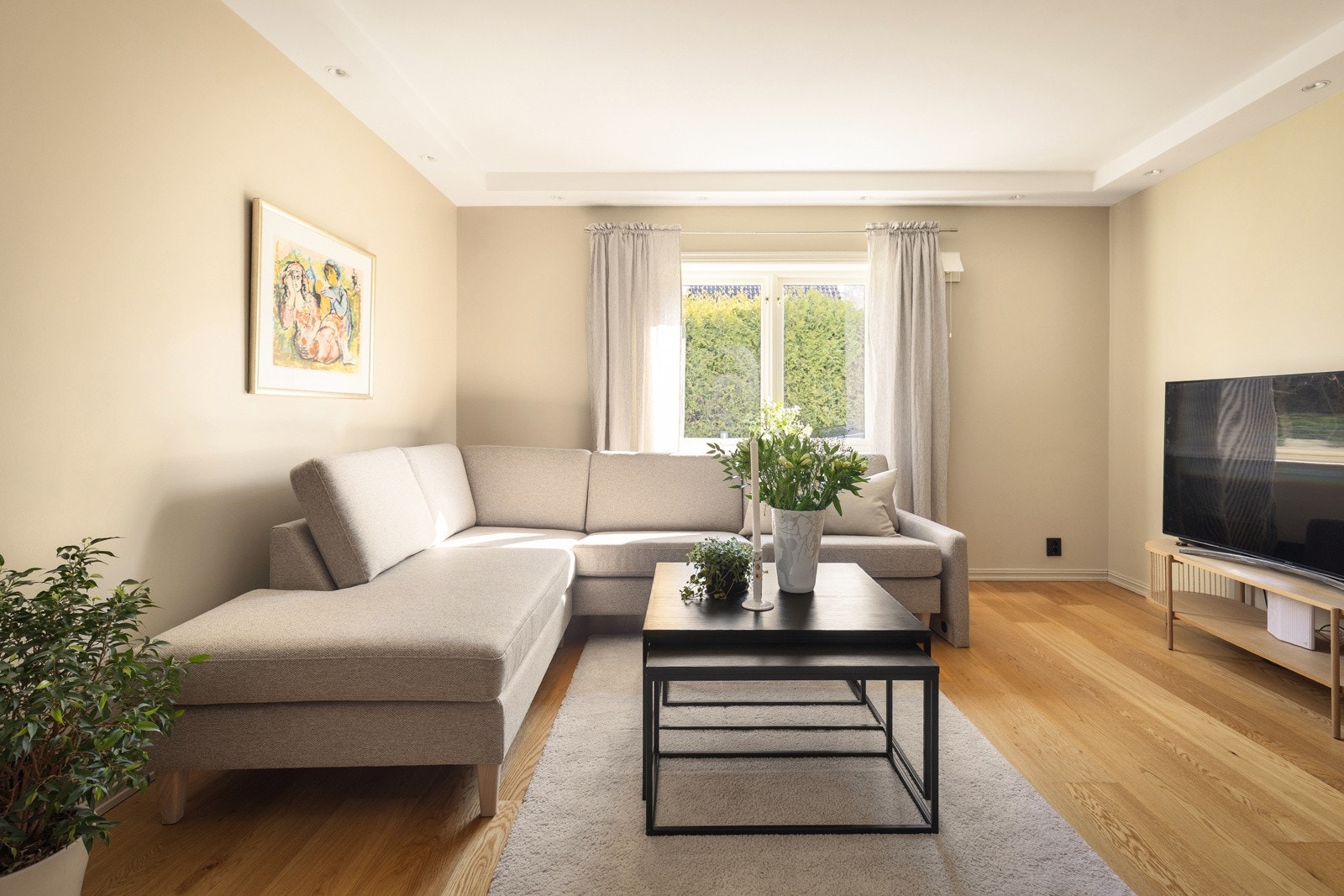 1. etasje: Stuen har lyse og moderne overflater. Rikelig med downlights Galleribilde