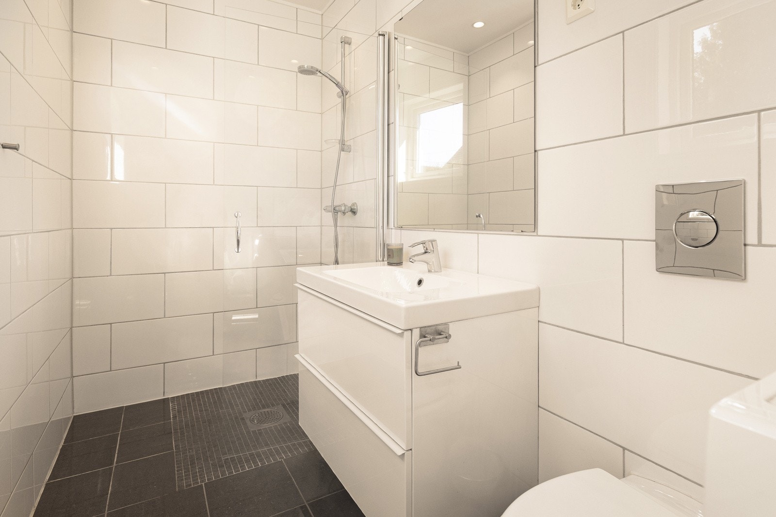 1. etasje: Flislagt bad med varmekabler. Opplegg for vaskemaskin Galleribilde