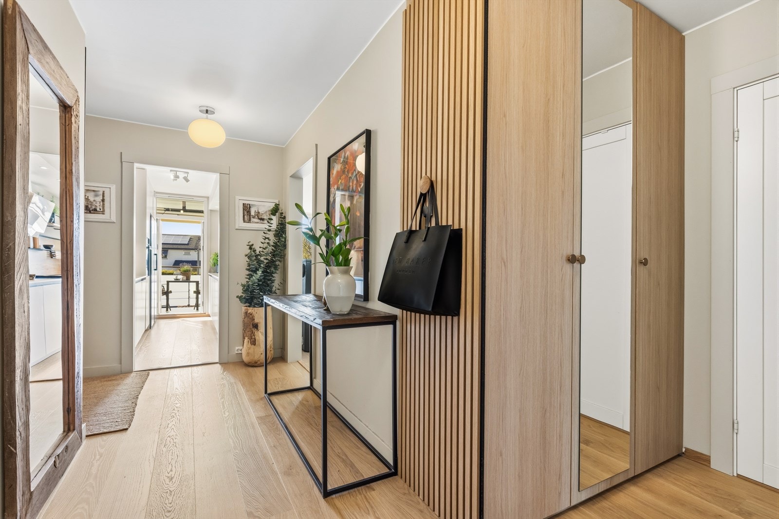 Romslig garderobe i entrte. Galleribilde