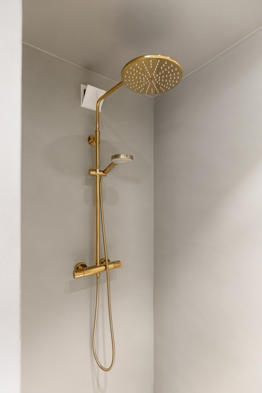 Dusjhjørne med moderne armatur. Galleribilde