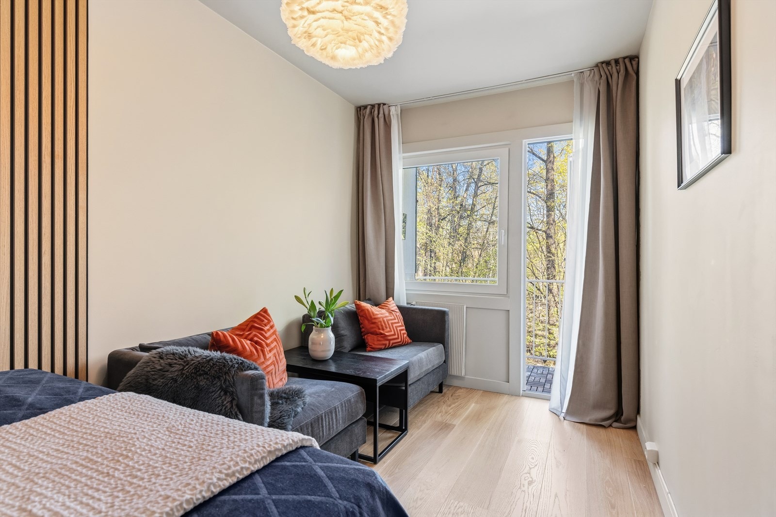 Soverom 2 er av god størrelse, med plass til en liten stueløsning, og utgang til balkong med morgen og formiddagssol. Galleribilde