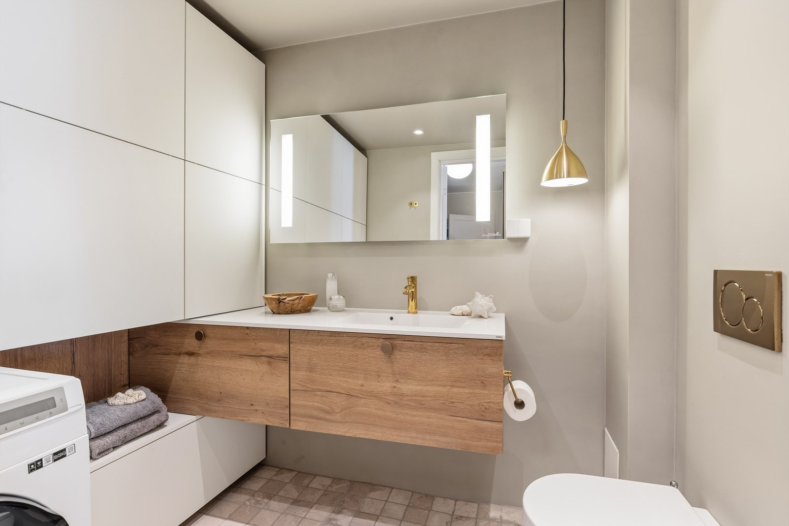 Badet ble overflateoppusset i 2024og har ny Tysk kvalitetsinnredning. Masse skapplass og opplegg for vaskemaskin. Galleribilde