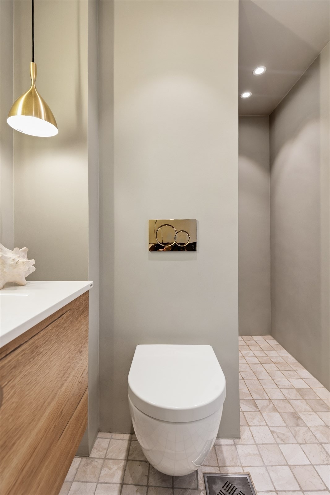 Her er det elektriske varmekabler i gulvet, microsement på veggene og veggmontert toalett. Galleribilde
